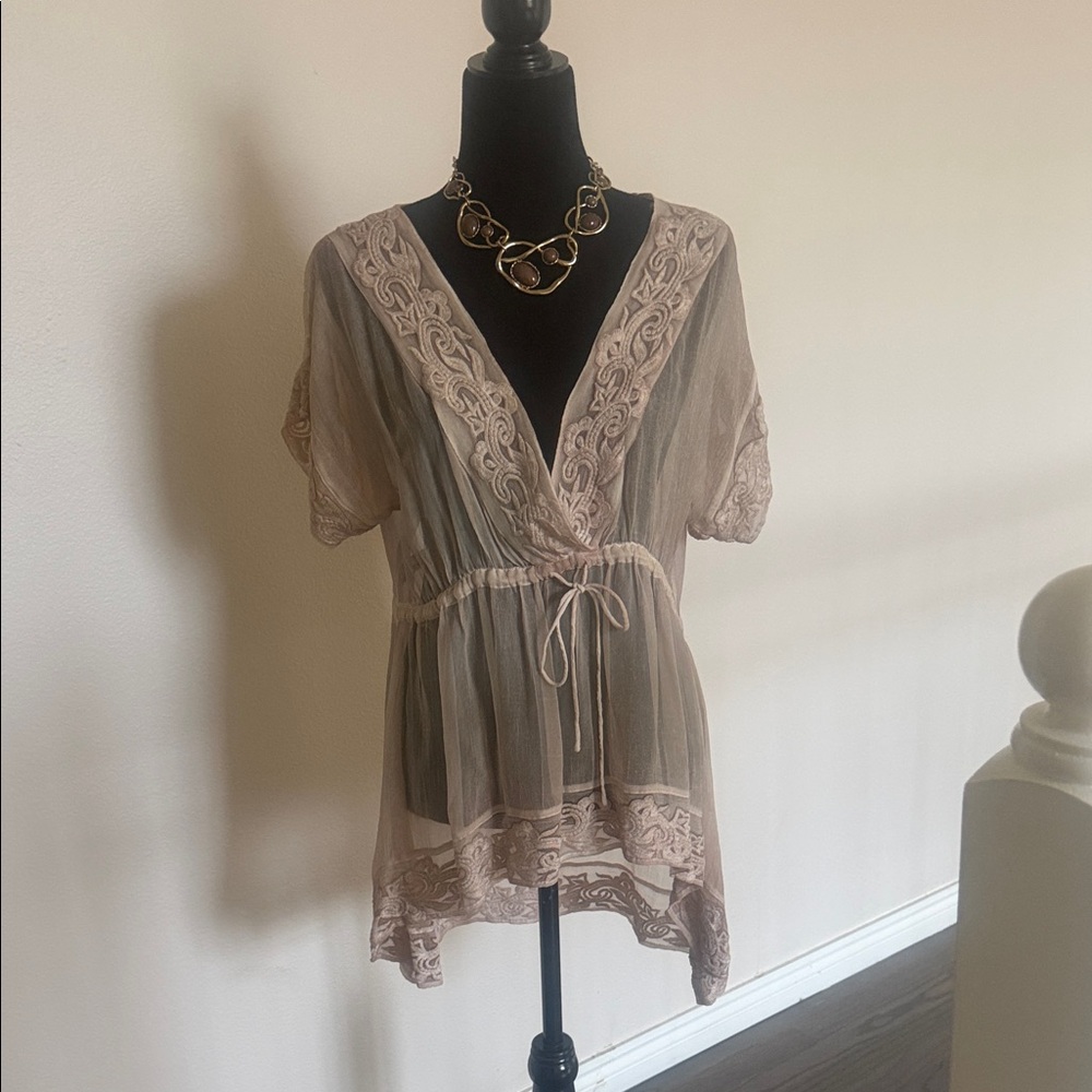 Elegant Sheer Lace Hi-Low Blouse - Cream - Picture 2 of 6
